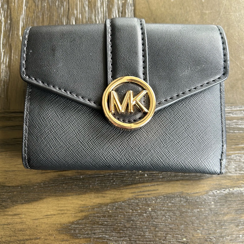 MICHAEL KORS CARMEN MEDIUM
LOGO AND FAUX LEATHER WALLET
BLACK